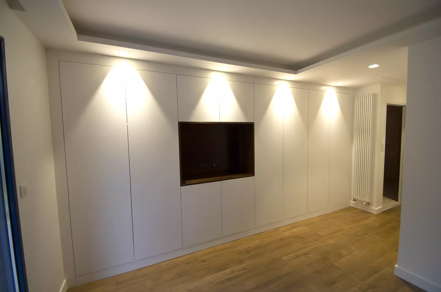 Conception et pose d'un dressing haut de gamme avec éclairage LED à Aubagne  et bardage bois - Spécialiste de l'aménagement intérieur sur mesure à  Aix-en-Provence - L'Art du Sur-mesure